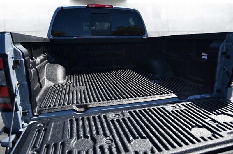 Nissan Frontier Vehicle Full-screen Gallery Image 7