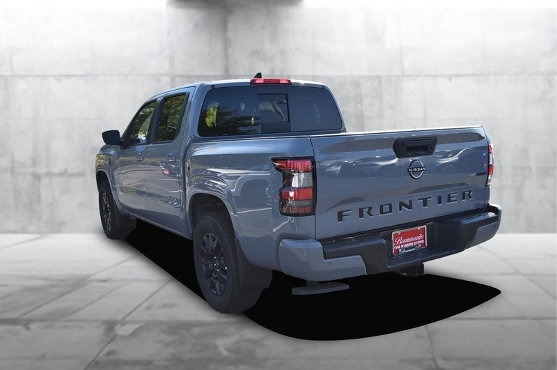 Nissan Frontier Vehicle Full-screen Gallery Image 8