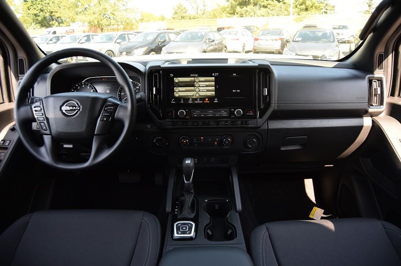 Nissan Frontier Vehicle Full-screen Gallery Image 9