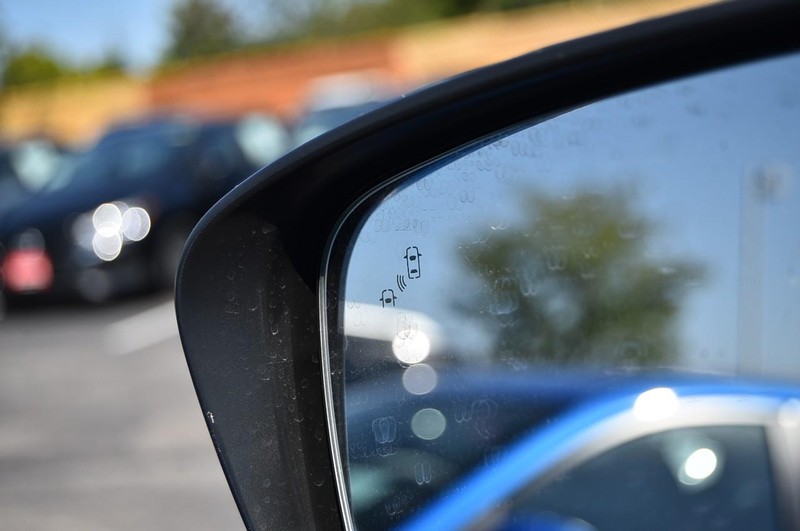 Nissan Frontier Vehicle Full-screen Gallery Image 11