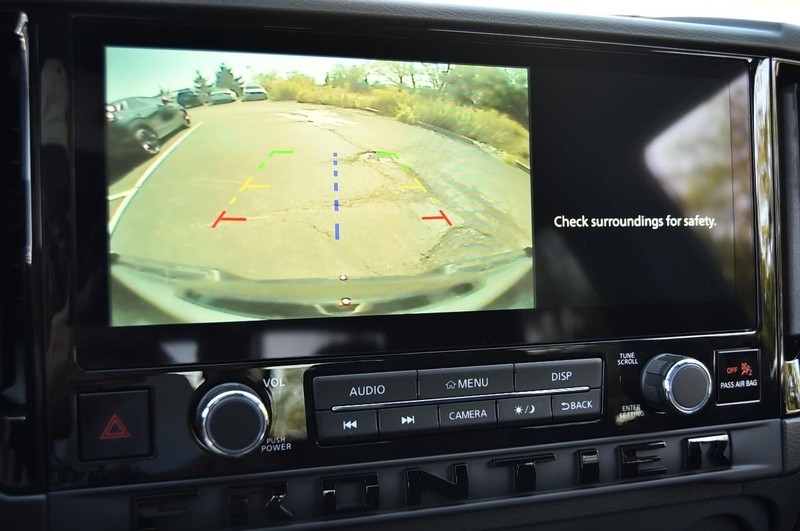 Nissan Frontier Vehicle Full-screen Gallery Image 15