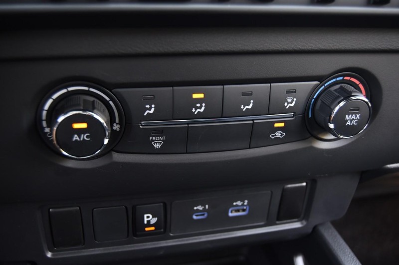 Nissan Frontier Vehicle Full-screen Gallery Image 17