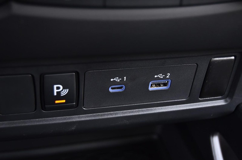 Nissan Frontier Vehicle Full-screen Gallery Image 18