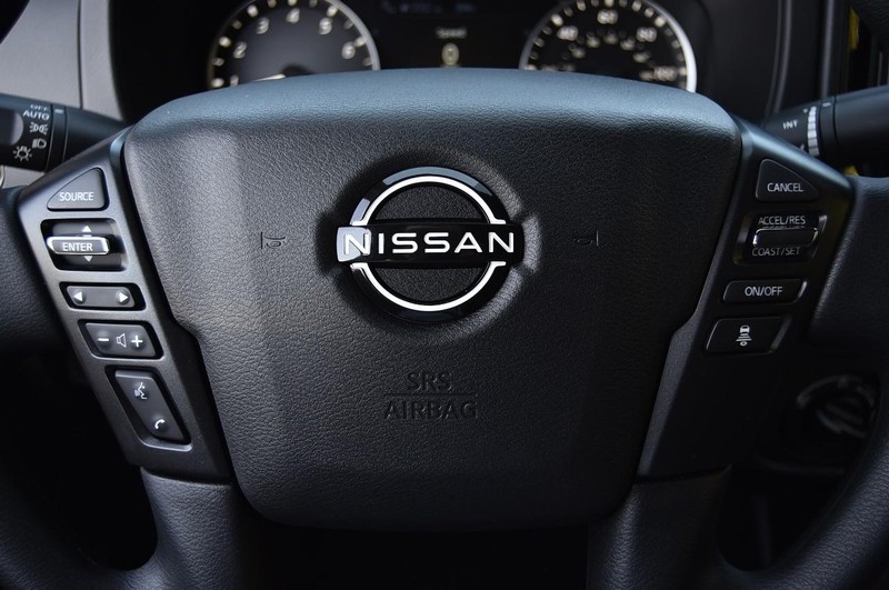 Nissan Frontier Vehicle Full-screen Gallery Image 21