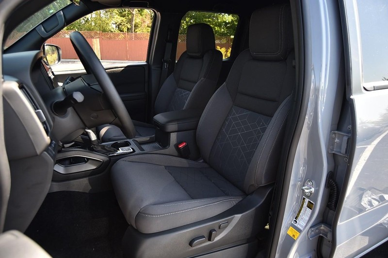 Nissan Frontier Vehicle Full-screen Gallery Image 22