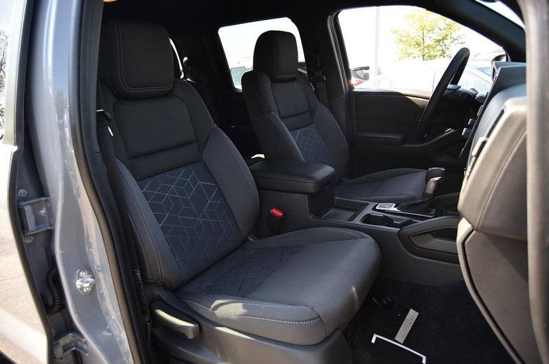 Nissan Frontier Vehicle Full-screen Gallery Image 23