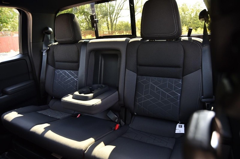 Nissan Frontier Vehicle Full-screen Gallery Image 24