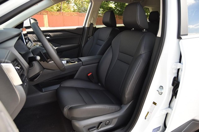 Nissan Rogue Vehicle Image 19