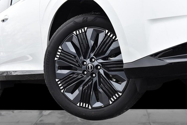 Nissan Murano Vehicle Full-screen Gallery Image 3