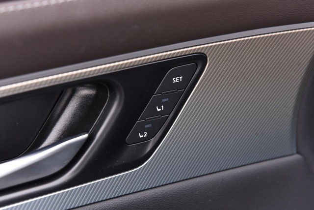 Nissan Murano Vehicle Full-screen Gallery Image 10