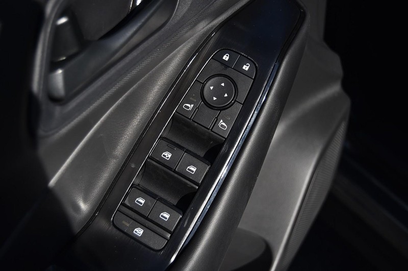 Nissan Rogue Vehicle Image 09