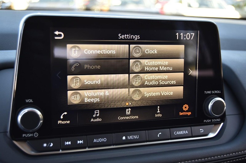 Nissan Rogue Vehicle Image 14