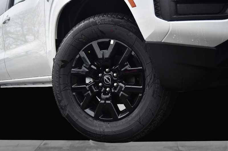 Nissan Frontier Vehicle Full-screen Gallery Image 3