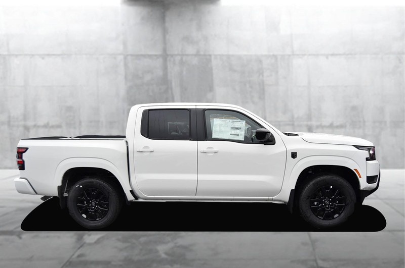 Nissan Frontier Vehicle Full-screen Gallery Image 5