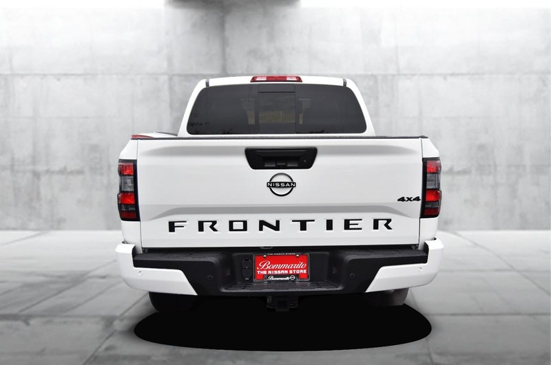 Nissan Frontier Vehicle Full-screen Gallery Image 6