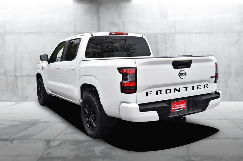 Nissan Frontier Vehicle Full-screen Gallery Image 8