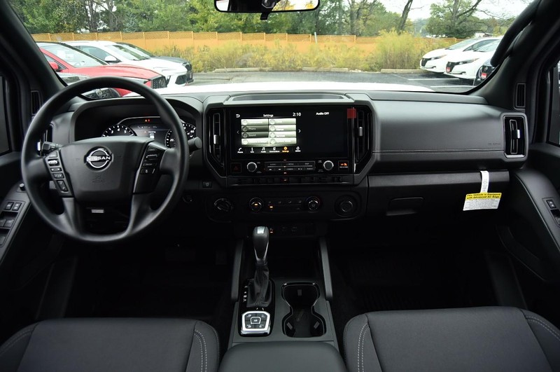 Nissan Frontier Vehicle Full-screen Gallery Image 9