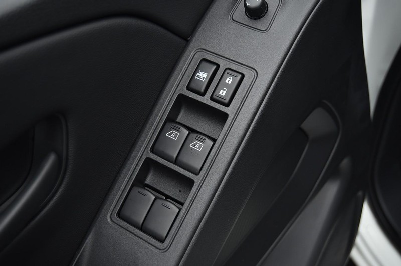 Nissan Frontier Vehicle Full-screen Gallery Image 10