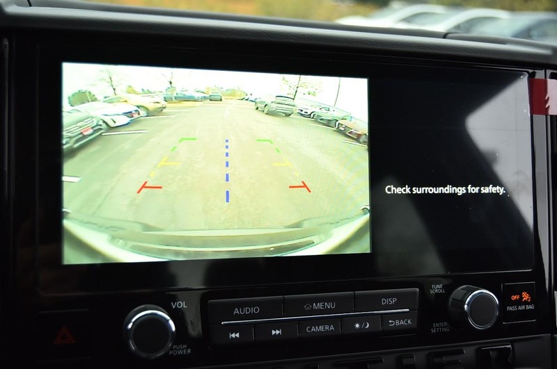 Nissan Frontier Vehicle Full-screen Gallery Image 15