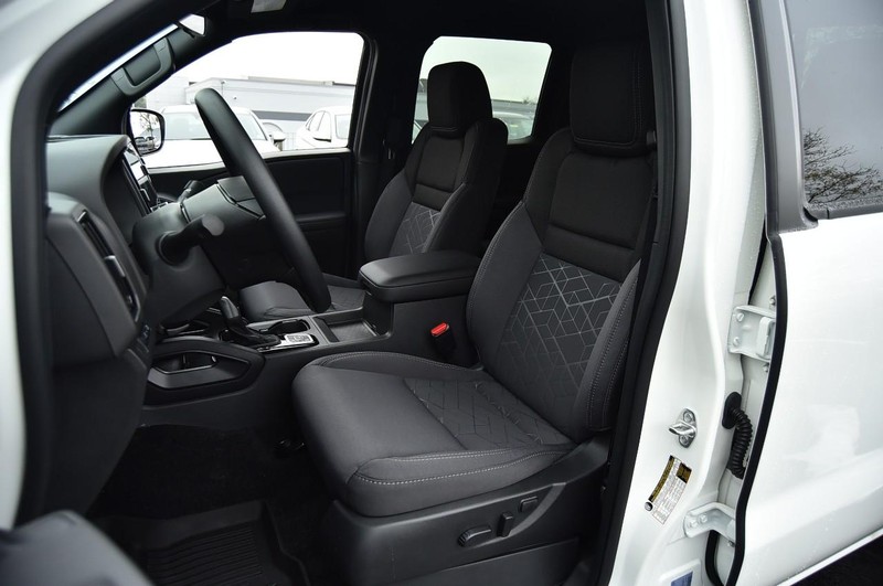 Nissan Frontier Vehicle Full-screen Gallery Image 22
