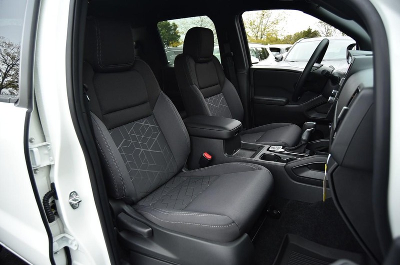 Nissan Frontier Vehicle Full-screen Gallery Image 23