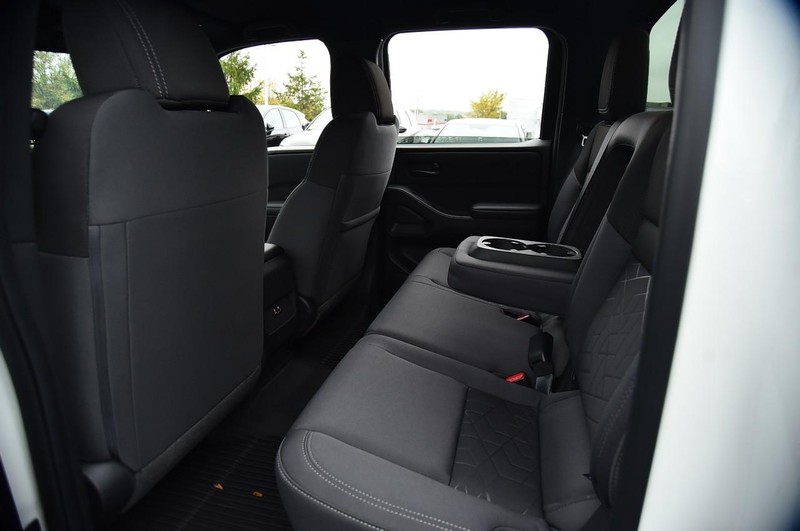 Nissan Frontier Vehicle Full-screen Gallery Image 24