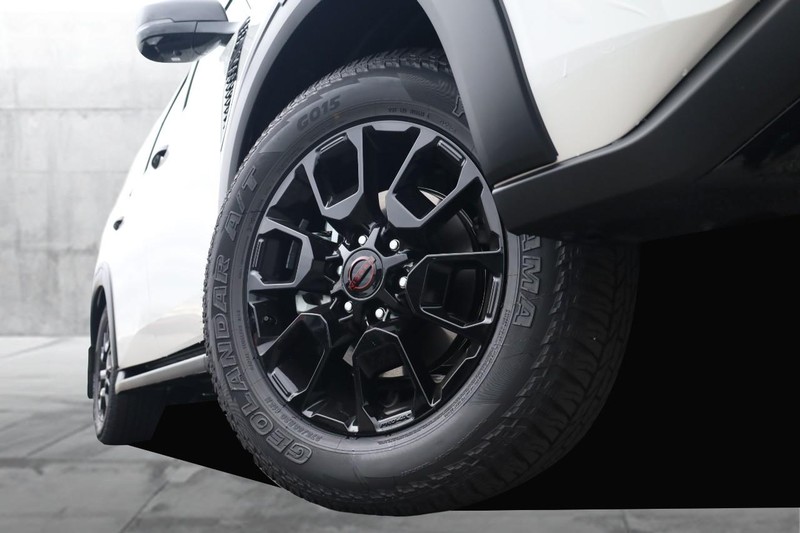 Nissan Armada Vehicle Full-screen Gallery Image 3