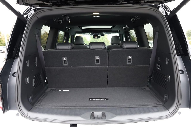 Nissan Armada Vehicle Full-screen Gallery Image 7