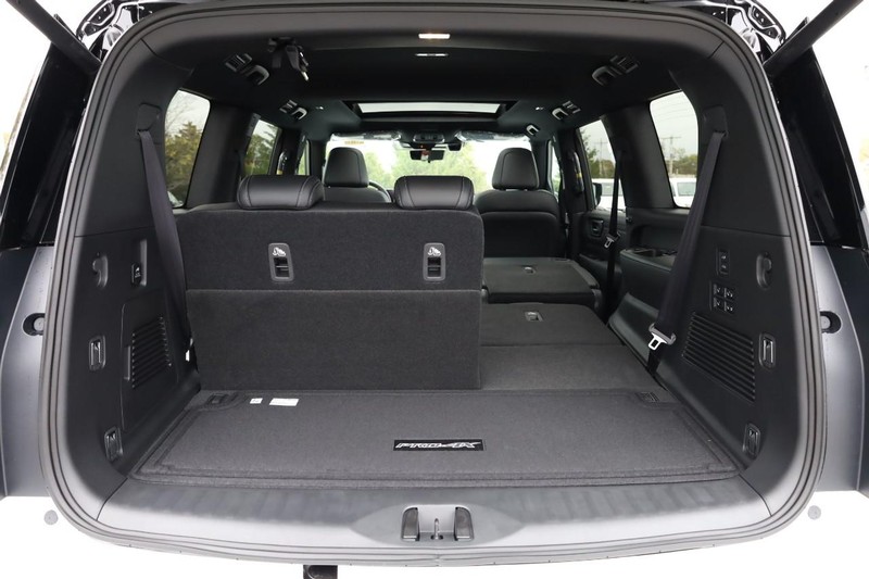 Nissan Armada Vehicle Full-screen Gallery Image 8