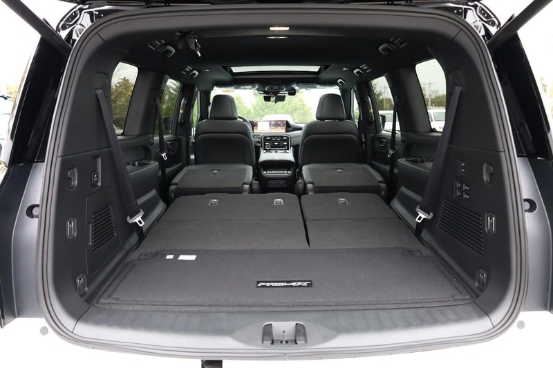 Nissan Armada Vehicle Full-screen Gallery Image 9