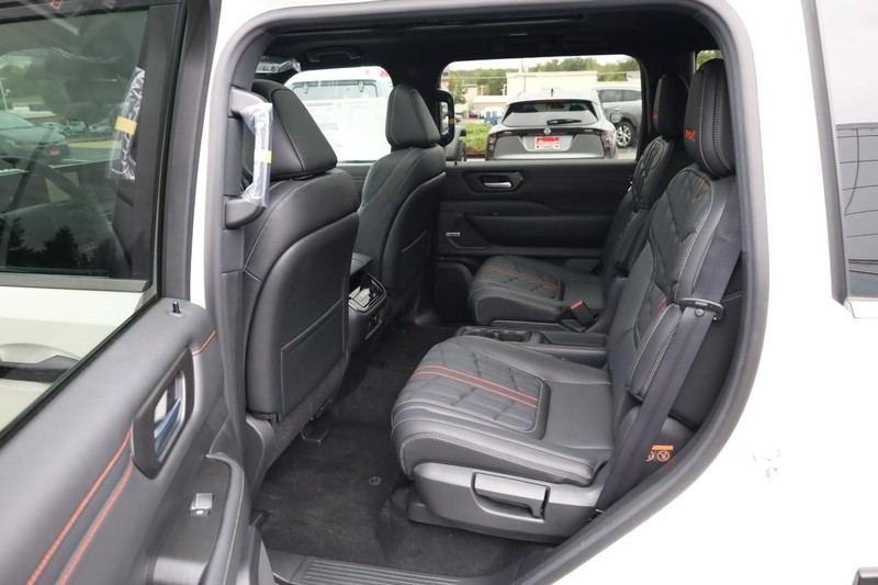 Nissan Armada Vehicle Full-screen Gallery Image 11