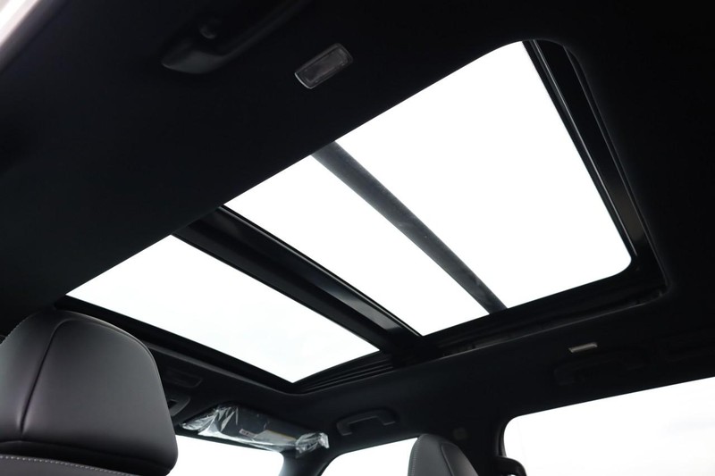 Nissan Armada Vehicle Full-screen Gallery Image 13