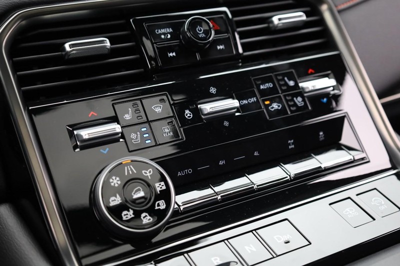 Nissan Armada Vehicle Full-screen Gallery Image 20