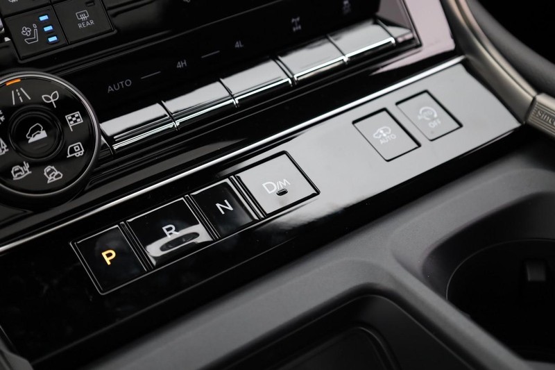 Nissan Armada Vehicle Full-screen Gallery Image 21