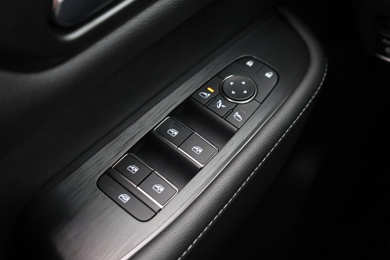 Nissan Armada Vehicle Full-screen Gallery Image 23