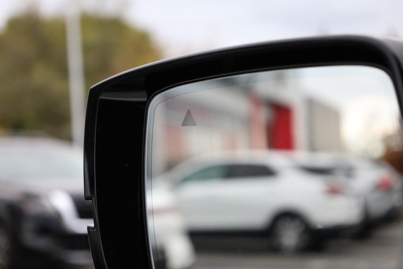 Nissan Armada Vehicle Full-screen Gallery Image 26