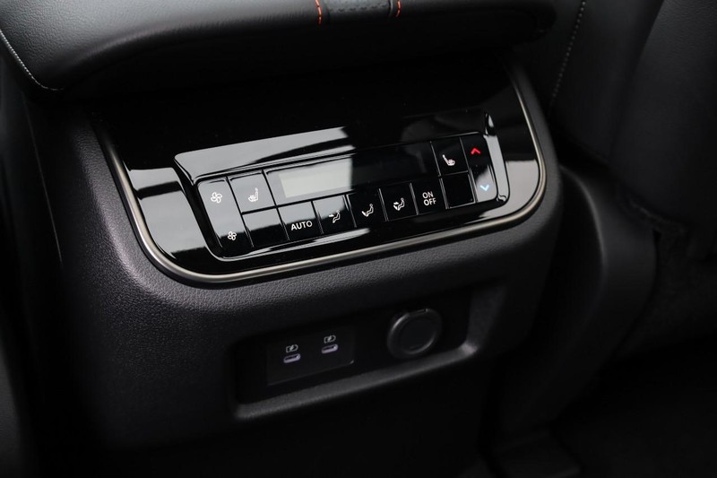 Nissan Armada Vehicle Full-screen Gallery Image 27