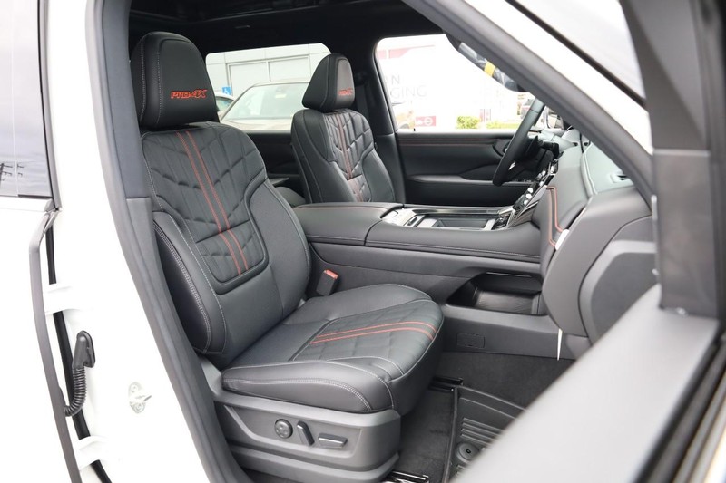 Nissan Armada Vehicle Full-screen Gallery Image 31