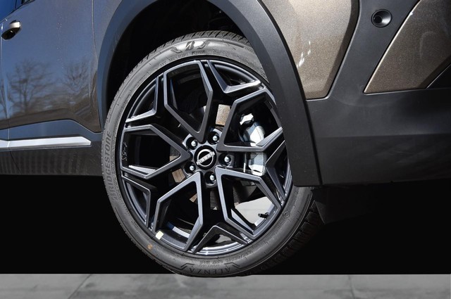 Nissan Kicks Vehicle Image 03