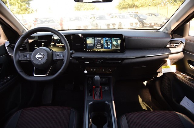 Nissan Kicks Vehicle Image 08