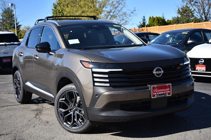 Nissan Kicks Vehicle Image 02