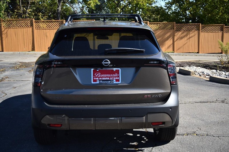 Nissan Kicks Vehicle Image 06