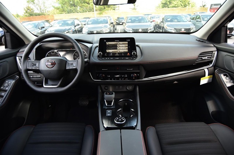 Nissan Rogue Vehicle Full-screen Gallery Image 8