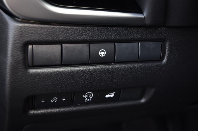 Nissan Rogue Vehicle Full-screen Gallery Image 11