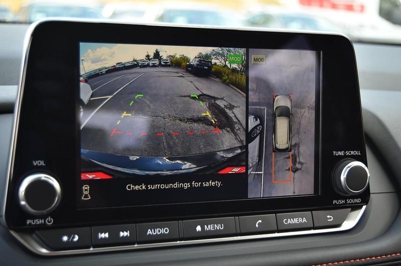 Nissan Rogue Vehicle Full-screen Gallery Image 13