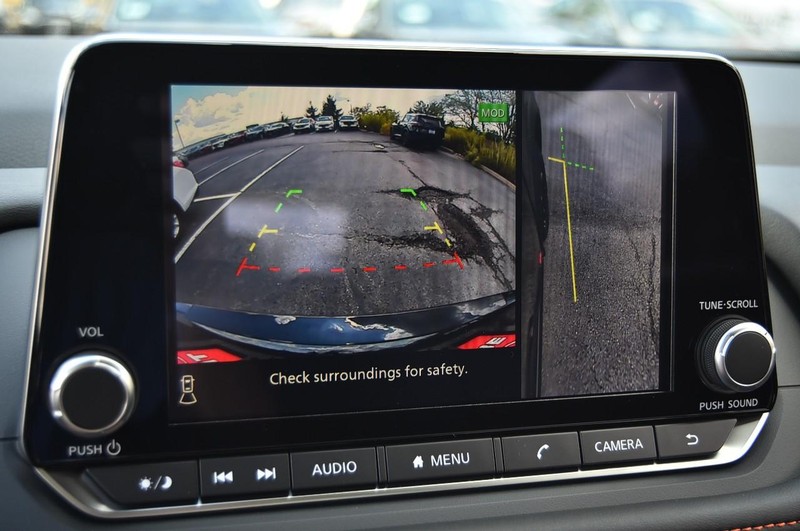 Nissan Rogue Vehicle Full-screen Gallery Image 14