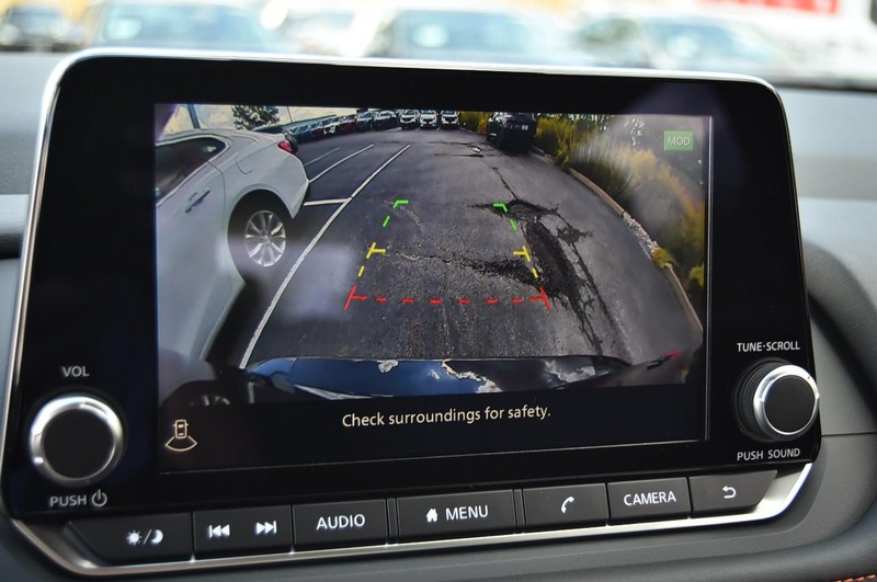 Nissan Rogue Vehicle Full-screen Gallery Image 15