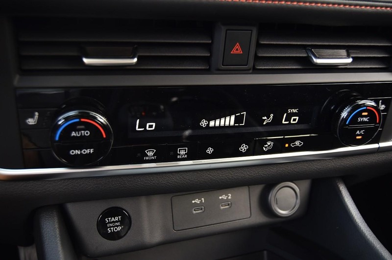 Nissan Rogue Vehicle Full-screen Gallery Image 17