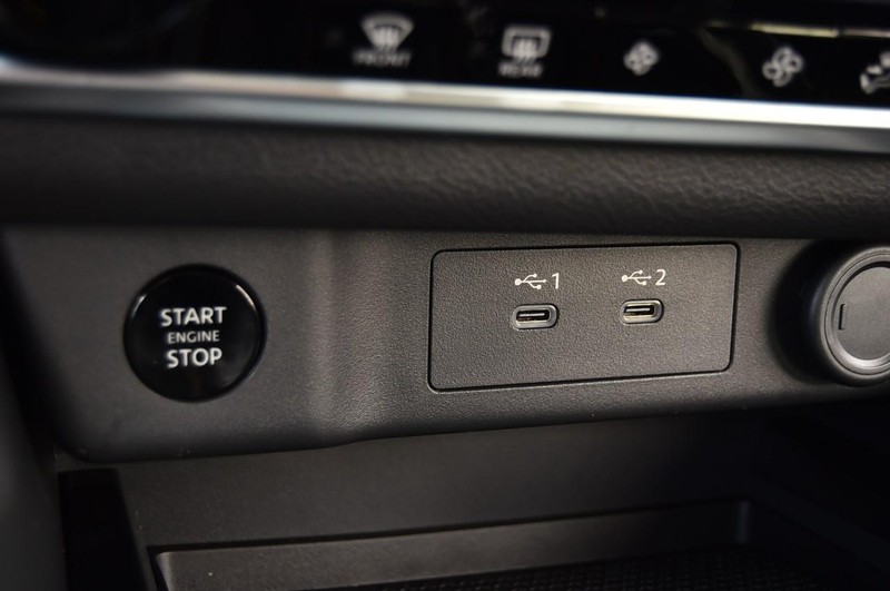 Nissan Rogue Vehicle Full-screen Gallery Image 18