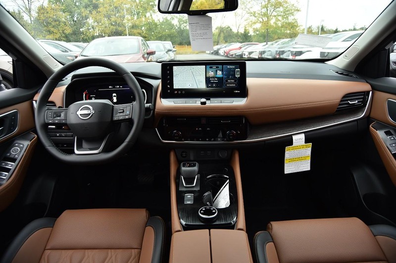 Nissan Rogue Vehicle Full-screen Gallery Image 8